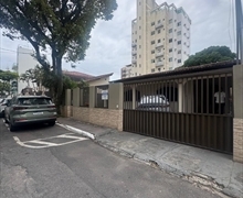 CASA À VENDA – AMPLITUDE, CONFORTO E LOCALIZAÇÃO PRIVILEGIADA. 