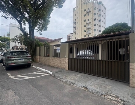 CASA À VENDA – AMPLITUDE, CONFORTO E LOCALIZAÇÃO PRIVILEGIADA. 