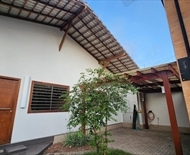 EXCELENTE CASA DE 03 QUARTOS, SENDO 02 SUÍTES EM JARDIM CAMBURI.