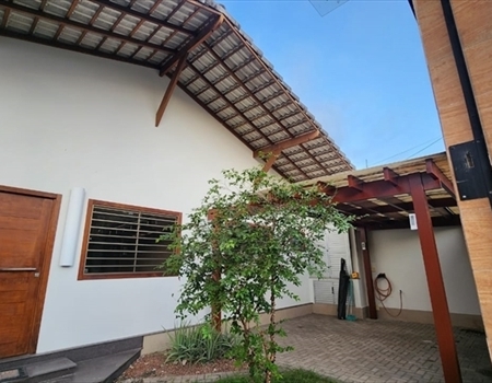 EXCELENTE CASA DE 03 QUARTOS, SENDO 02 SUÍTES EM JARDIM CAMBURI.