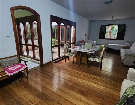 Excelente casa para fins comerciais em Enseada do Suá.