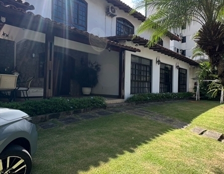 Casa com Piscina – 4 Quartos em Jardim Camburi – 600 m² de Terreno